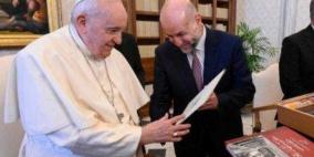 الهباش يسلم البابا فرنسيس رسالة من الرئيس محمود عباس