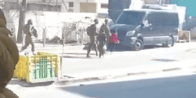قوات الاحتلال تعتدي بالضرب على طفلين في الخليل