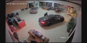 لصوص يسرقون سيارات فاخرة خلال دقائق (فيديو)