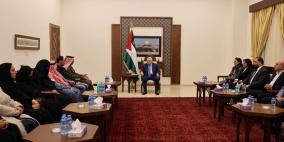 الرئيس عباس يستقبل وفدا قطريا