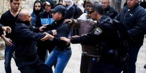 شاهد: الاحتلال يعتدي على شبان ويعتقل آخر في القدس