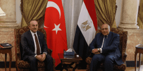 وزير الخارجية التركي يصل القاهرة في أول زيارة منذ 10 سنوات