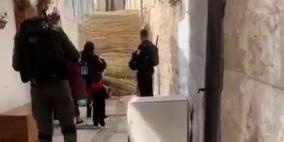 الاحتلال يقتحم حي باب حطة في القدس ويصادر زينة شهر رمضان