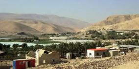 الاحتلال يخطر بوقف البناء في 15 مسكنا في قرية الجفتلك شمال أريحا