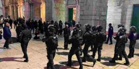 بالفيديو: إصابات واعتقالات خلال اقتحام قوات الاحتلال للمسجد الأقصى