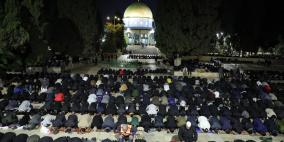 20 ألف مصلٍّ يؤدون العشاء والتراويح في باحات الأقصى 