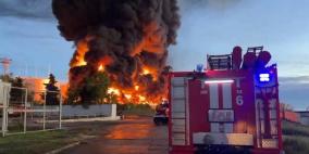 شاهد: حريق ضخم بمنشأة نفط في شبه جزيرة القرم
