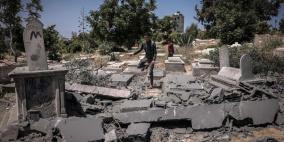 بالصور: الاحتلال يقصف مقبرة في غزة