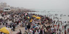 نصف مليون مواطن قضوا أوقاتهم على شاطئ بحر غزة أمس