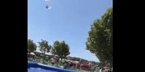 بالفيديو: كرة قابلة للنفخ تطير في الهواء وبداخلها طفل