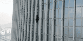 شاهد: متسلق يغامر بحياته لتسلق برج عملاق دون حبال