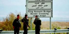 قوات الاحتلال تعتقل شابا أثناء سفره للأردن