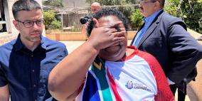 وزيرة جنوب إفريقية تبكي خلال معاينة آثار العدوان على ترمسعيا