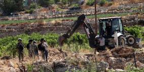قوات الاحتلال تجرف أراضي في قرية بيرين جنوب الخليل