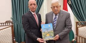 الرئيس عباس يتسلم التقرير السنوي لسلطة الأراضي