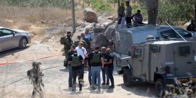 الاحتلال يزعم اعتقال منفذي عملية أمس بالخليل