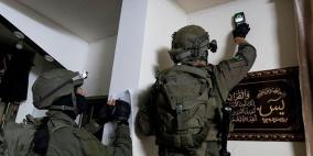 الاحتلال يقتحم منازل في مدينة القدس المحتلة ويأخذ مقاساتها