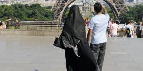فرنسا تعلن حظر ارتداء العباءة الإسلامية في المدارس