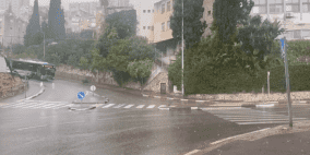 بالفيديو: أمطار غزيرة تهطل على حيفا في ذروة الصيف