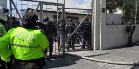 سجناء يحتجزون 57 حارسا وشرطيا داخل سجن في الإكوادور