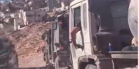 الاحتلال يقتحم برقة ويستولي على صهريج نضح مياه عادمة