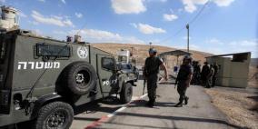 الاحتلال ينصب حاجزا عسكريا في جبل الرحمة بالخليل
