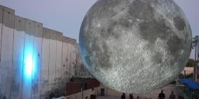 "متحف القمر" عمل فني يضيء سماء مخيم عايدة