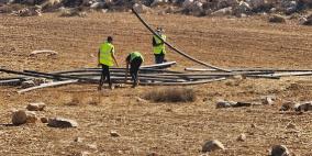 الخليل: الاحتلال يزيل شبكة المياه الرئيسية لقرية سوسيا