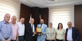 مجلس إدارة الصندوق الفلسطيني للتشغيل يكرم "رامي مهداوي"