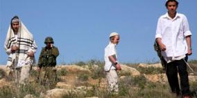 مستوطنون يهاجمون قرية التوانة والاحتلال يصيب مواطنا ويعتقل آخر في الخليل