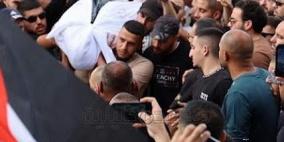 المئات من المواطنين يشيعون جثمان الشهيد مصعب المدهون في الخليل