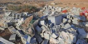 مستوطنون يهدمون غرفا سكنية وحظائر وبئر مياه بمسافر يطا