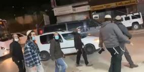 مستوطنون يهاجمون مركبة قرب قرية برقة شمال غرب نابلس