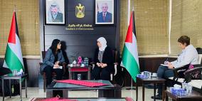 محافظ رام الله تبحث مع "الأونروا" أوضاع عمال غزة الذين طردهم الاحتلال إلى الضفة 