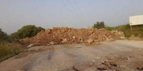 الاحتلال يغلق طريقا غرب قرية قريوت بالسواتر الترابية