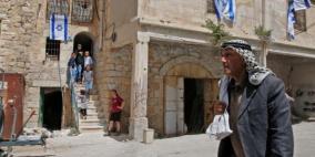 مستوطنون يرفعون علم دولة الاحتلال على مبنى وسط مدينة الخليل