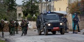 الاحتلال يغلق طرق فرعية في اللبن الشرقية 