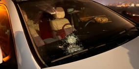 إصابة سيدة جراء اعتداء المستوطنين على مركبات المواطنين شمال نابلس 