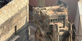 الاحتلال يفرض طوقا مشددا على مخيم نور شمس شرق طولكرم ويجرف شوارعه