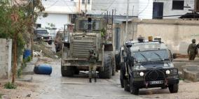 الاحتلال يعتقل مواطنا من مخيم عقبة جبر ويداهم عدة منازل