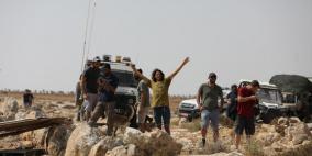 مستوطنون يحاولون اختطاف طفلة ويهاجمون خيام المواطنين في خربة الفارسية بالأغوار 