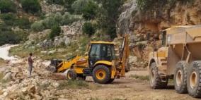 الاحتلال يجرف أراضي في كفر الديك لصالح شق طريق استعماري