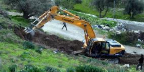 الاحتلال يجرف أراضي زراعية ويقتلع أشجارا حرجية في بلدتي بيت أمر ويطا بمحافظة الخليل