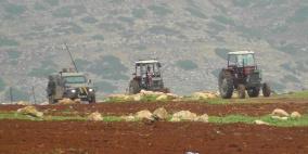 الاحتلال يستولي على جرار زراعي وصهريج مياه ومركبة في الأغوار