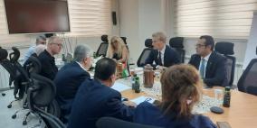 مجدلاني يلتقي بنائب المدير التنفيذي لبرنامج الأغذية العالمي لتدارس تداعيات العدوان على شعبنا وسبل إيصال المعونات الغذائية