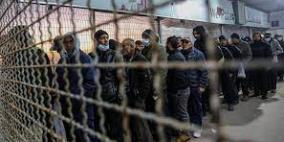 الاحتلال يعيد عمال غزة الاسرى الى القطاع