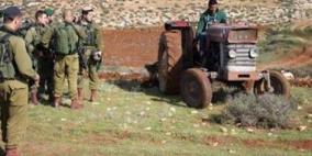 الاحتلال يجبر المزارعين على مغادرة أراضيهم في ضاحية شويكة شمال طولكرم