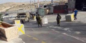 الاحتلال يغلق المدخل الشمالي لبلدة حزما شمال شرق القدس المحتلة