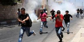 إصابة شاب بالرصاص الحي والعشرات بالاختناق في قمع الاحتلال مسيرة طلابية غرب الخليل