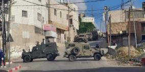 الاحتلال يعتقل مديري مدرستين خلال اقتحام بلدة السموع جنوب الخليل